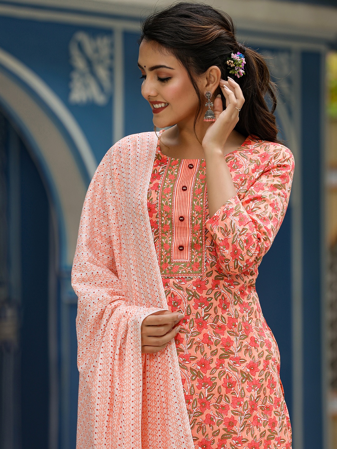 

AHIKA Women Peach-Coloured Ethnic Motifs Printed Kurta with Trousers & With Dupatta