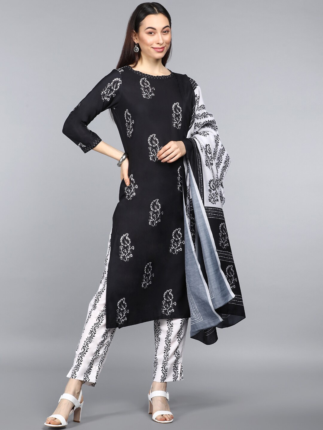 

AHIKA Women Black Floral Printed Kurti with Trousers & With Dupatta