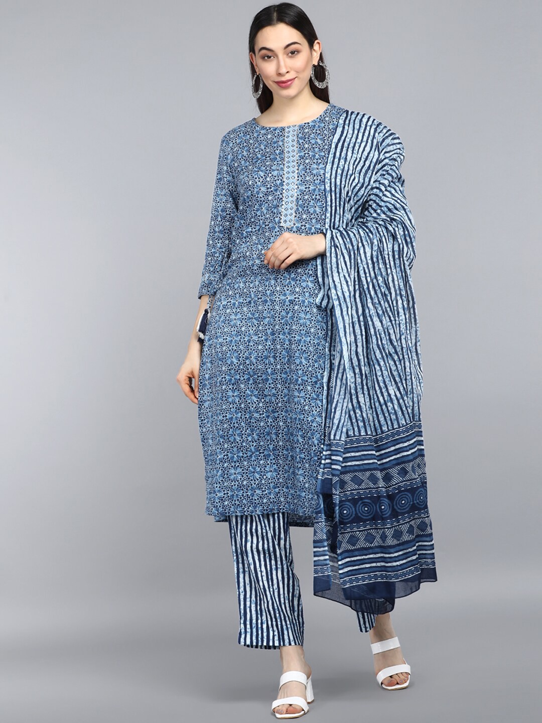 

AHIKA Women Blue Floral Printed Pure Cotton Kurta with Trousers