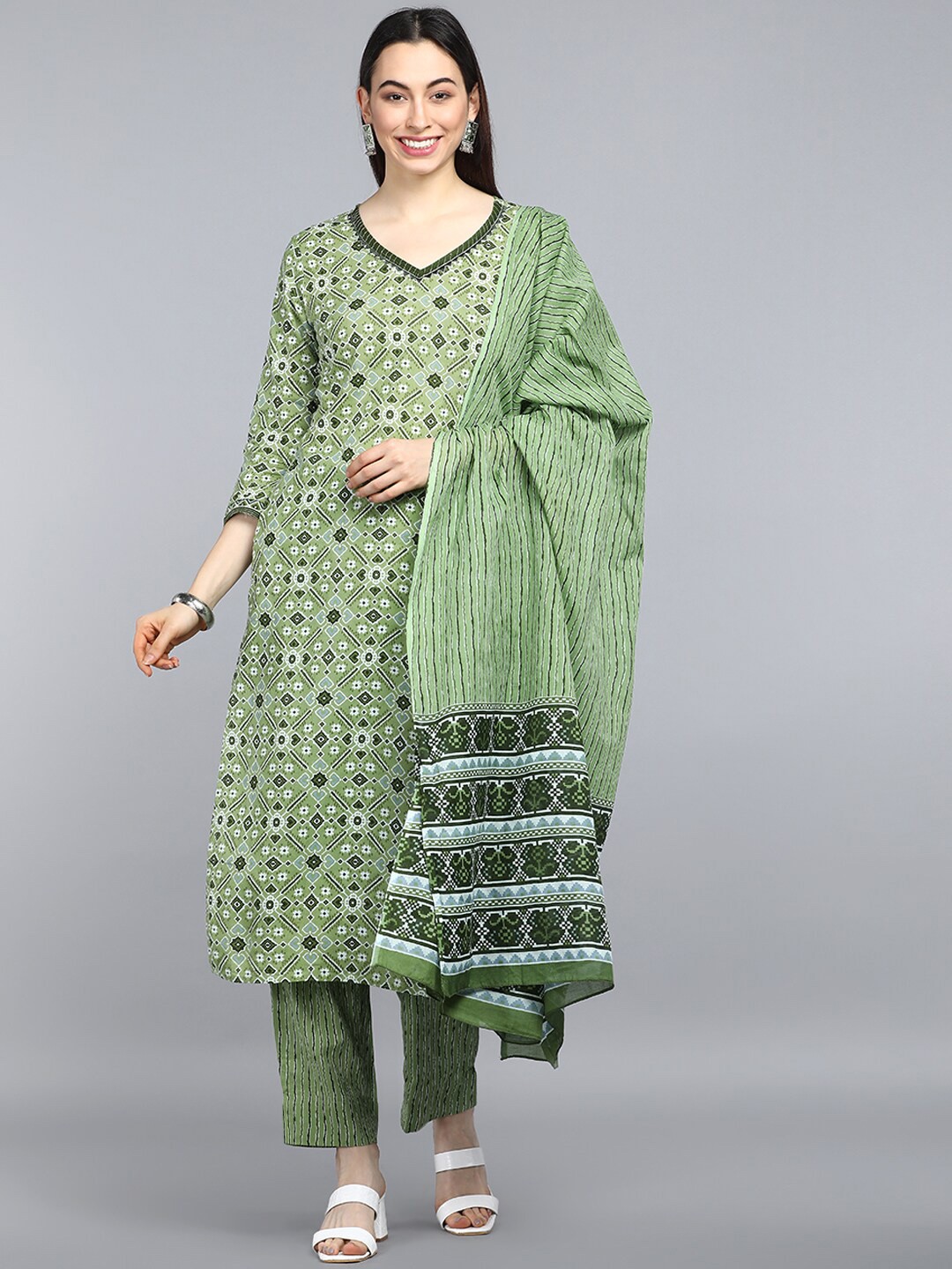 

AHIKA Women Green Ethnic Motifs Printed Pure Cotton Kurta with Trouser & Dupatta
