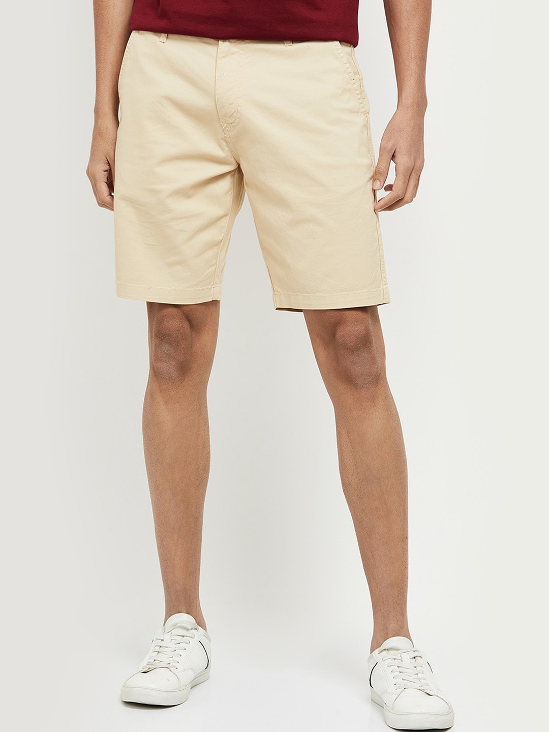

max Men Beige Solid Regular Fit Mid-Rise Chino Shorts