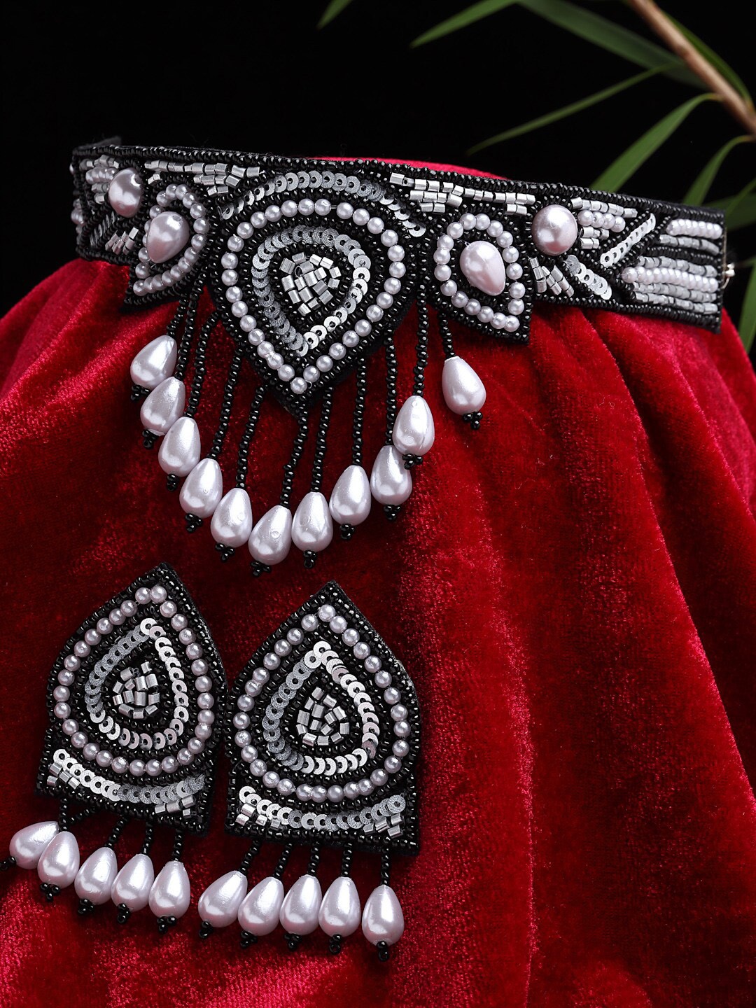 

Sargi Silver-Plated White & Black Pearls Beaded & Sequin Studded Handcrafted Jewellery Set