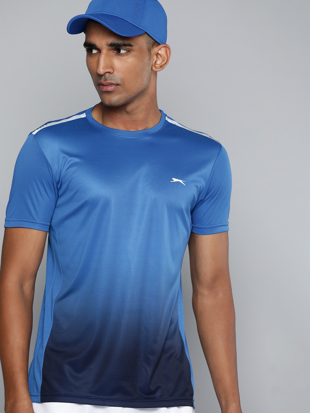 

Slazenger Men Blue & Navy Blue Ombre Effect Dyed T-shirt