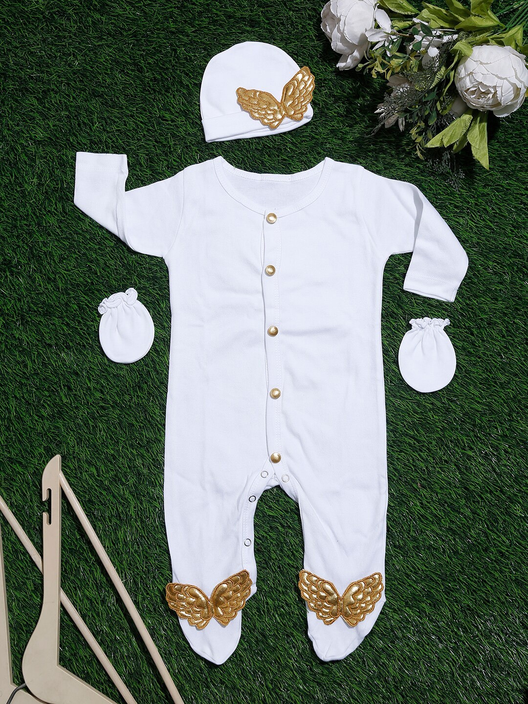 

TIPY TIPY TAP Infants White Solid Appliqued Sleepsuit With Beanie & Mitten