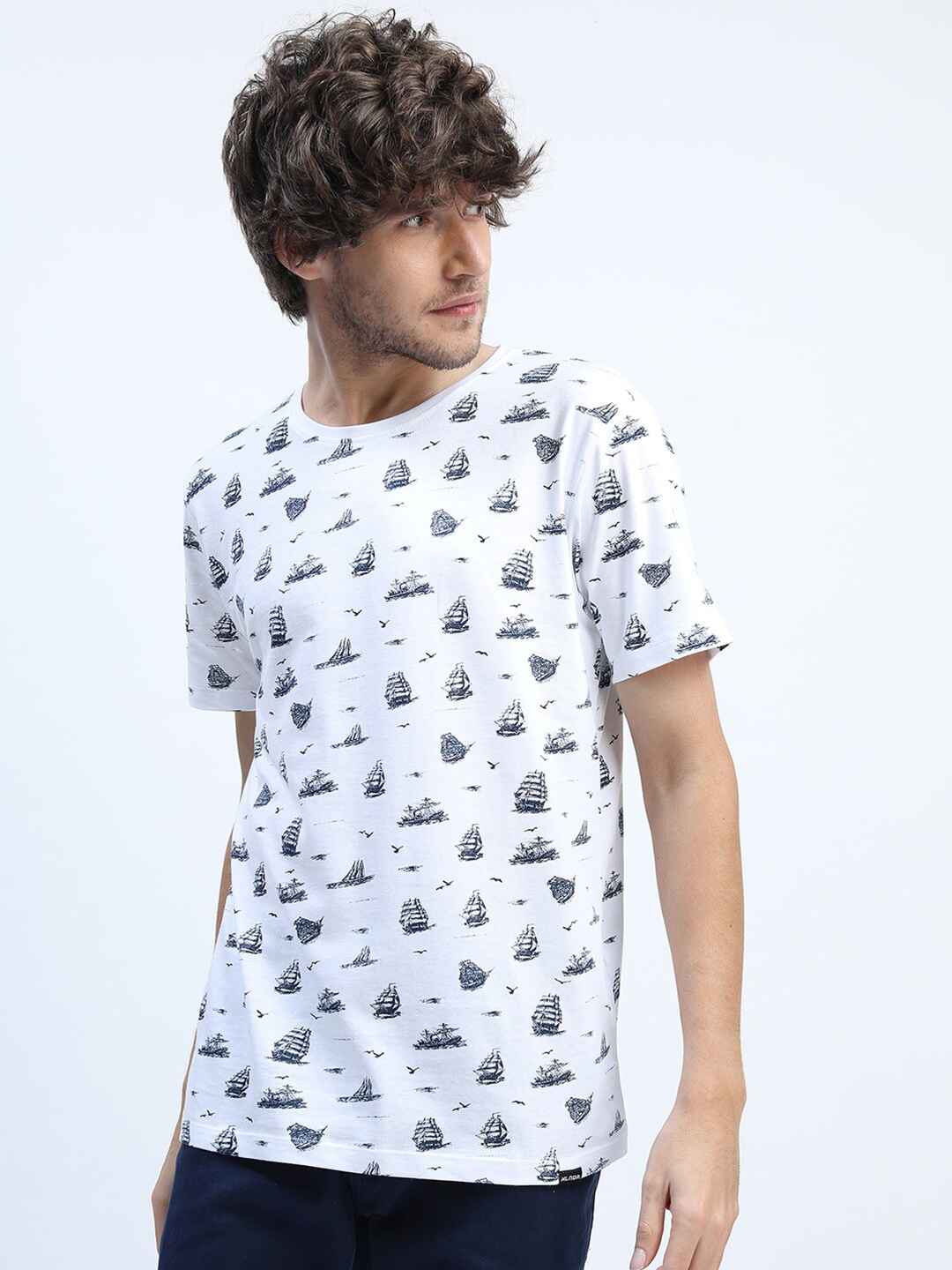 

HIGHLANDER Men White Printed Pockets Slim Fit T-shirt