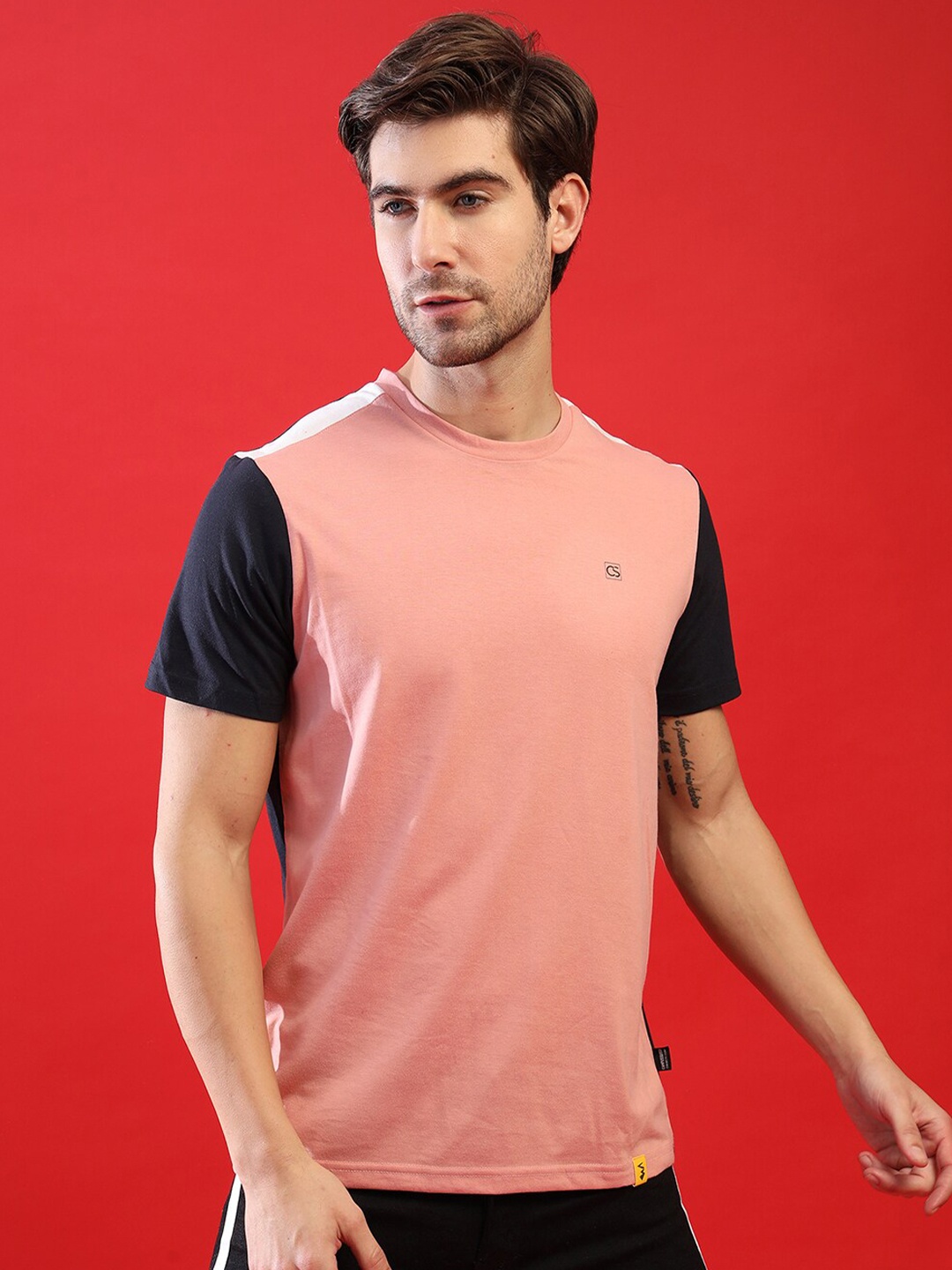 

Campus Sutra Men Pink Colourblocked Mandarin Collar Pockets Outdoor T-shirt