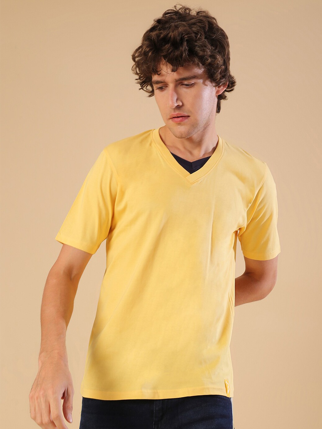 

Campus Sutra Men Yellow V-Neck Raw Edge Outdoor T-shirt