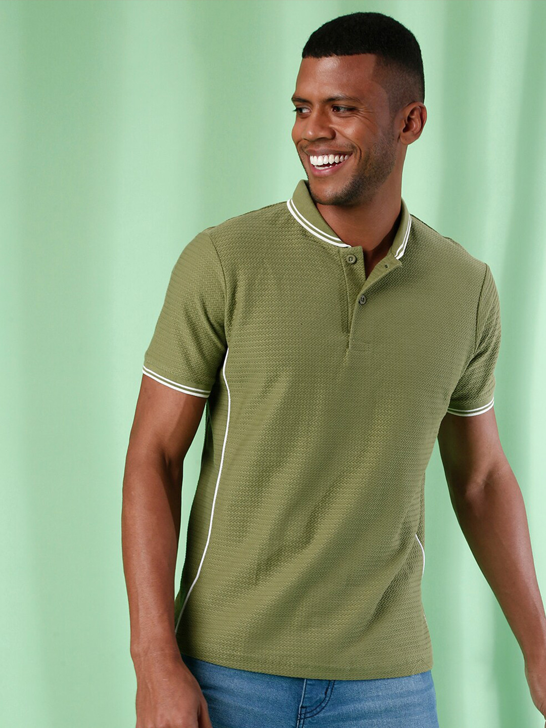 

Campus Sutra Men Green Mandarin Collar Pockets Outdoor T-shirt
