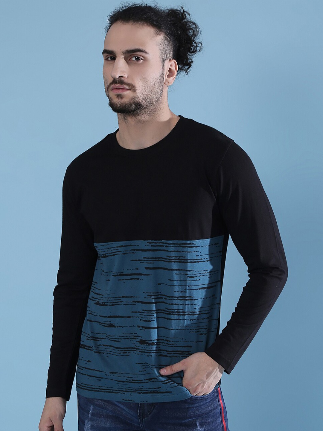 

Campus Sutra Men Black Colourblocked Pockets Outdoor T-shirt