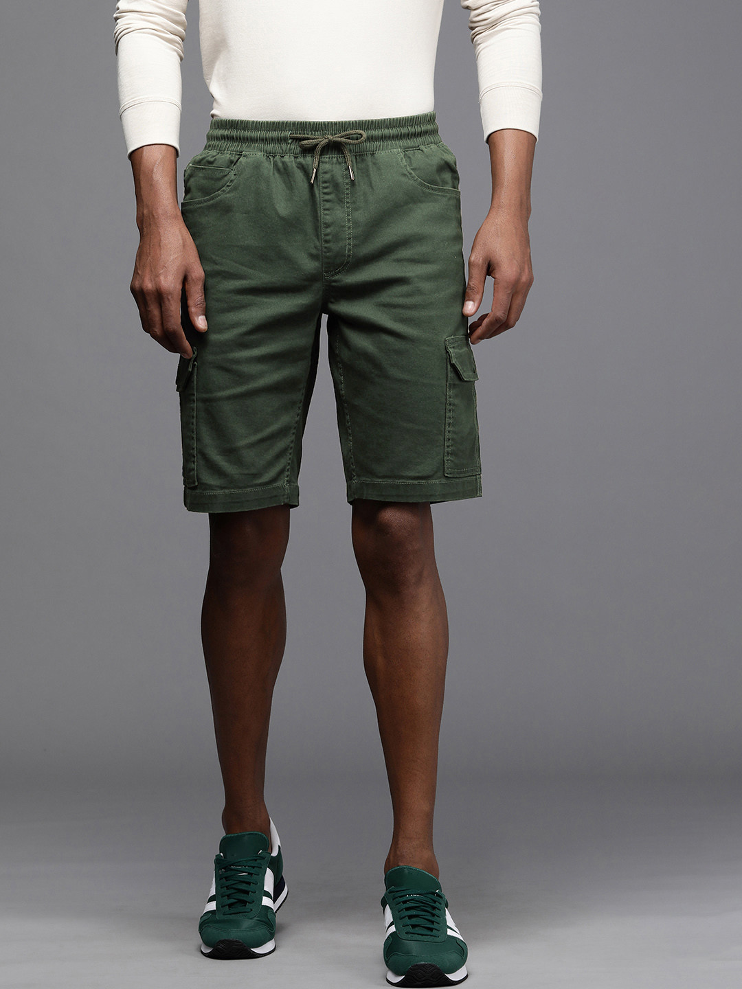 

Louis Philippe Jeans Men Green Slim Fit Solid Low-Rise Cargo Shorts