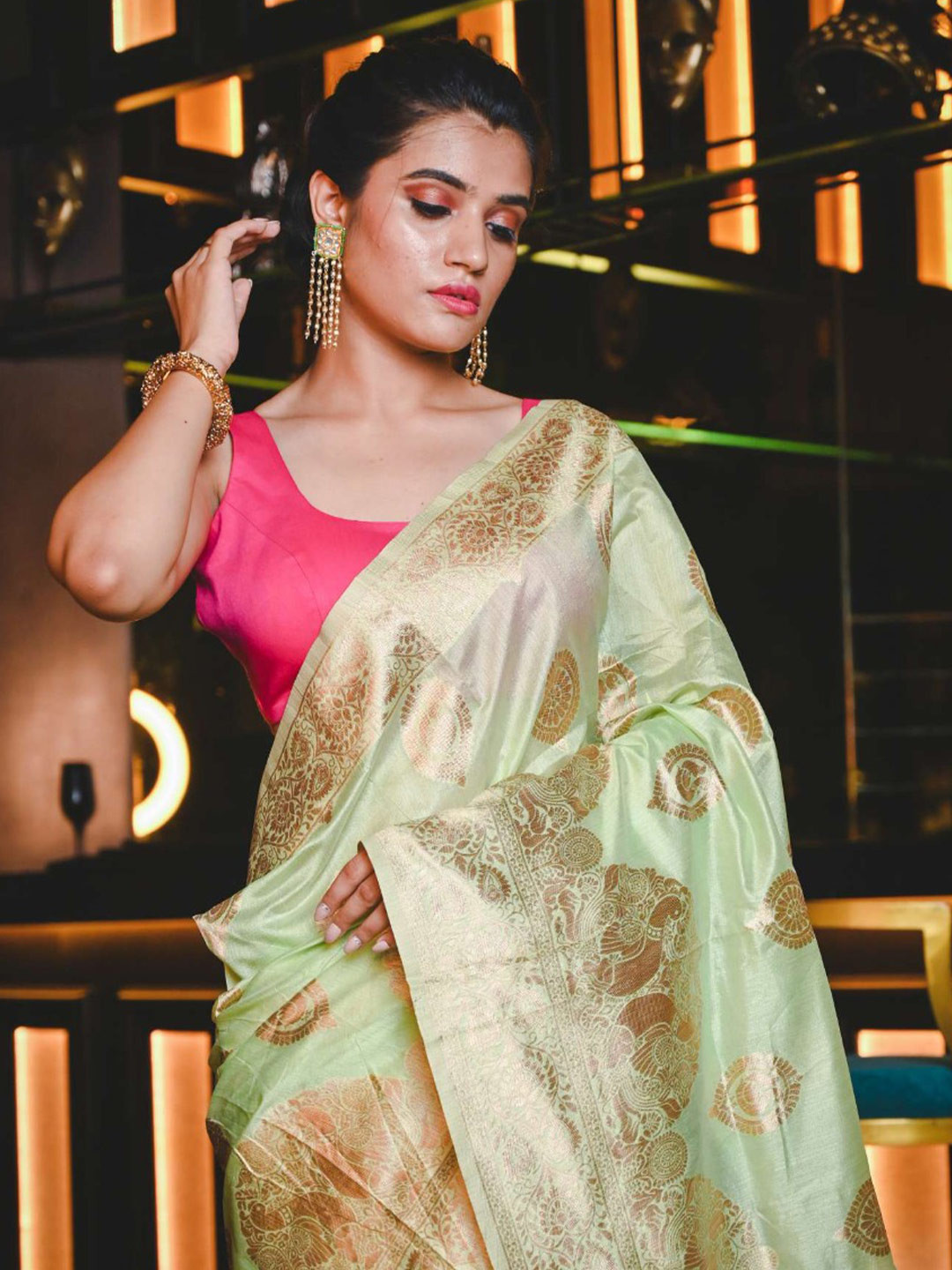 

KARAGIRI Green & Gold-Toned Ethnic Motifs Silk Blend Maheshwari Saree