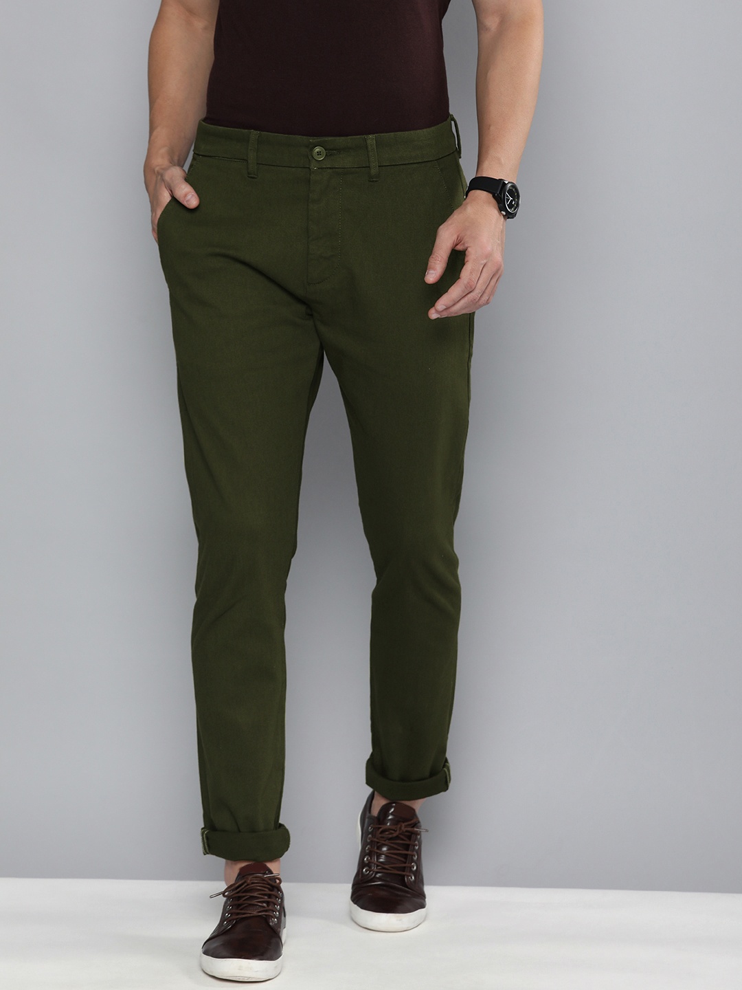 

Levis Men Olive Green Solid Tapered Fit Chinos Trousers