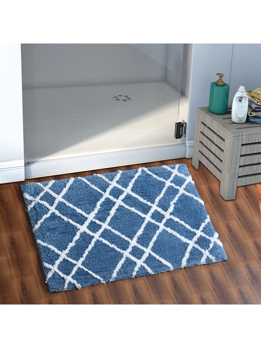 

AEROHAVEN Blue & White Checked Anti-Skid Stain Resistant Microfiber Bath Mat