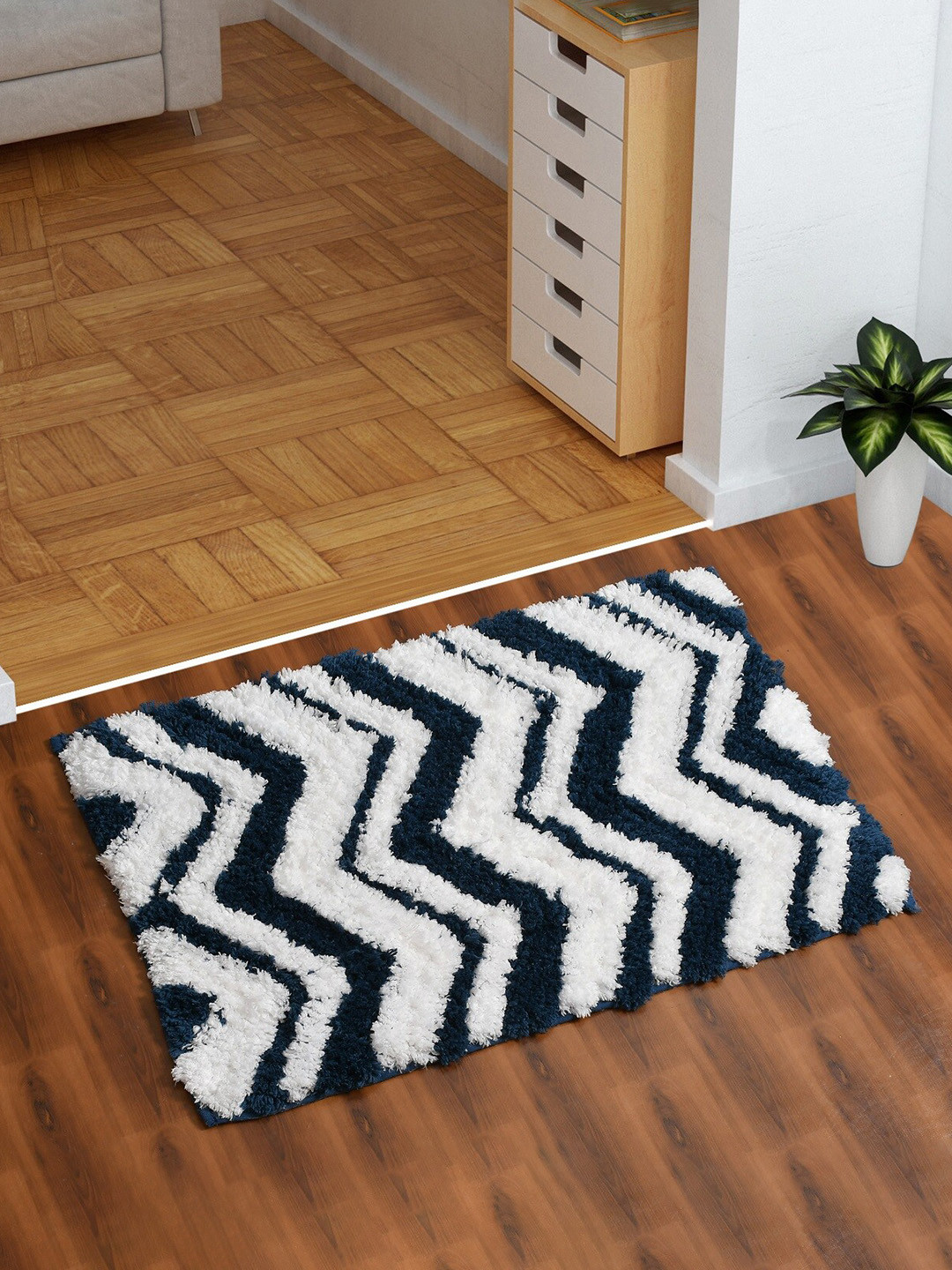 

AEROHAVEN Blue & White Chevron Microfiber 1850 GSM Bath Rugs, Navy blue