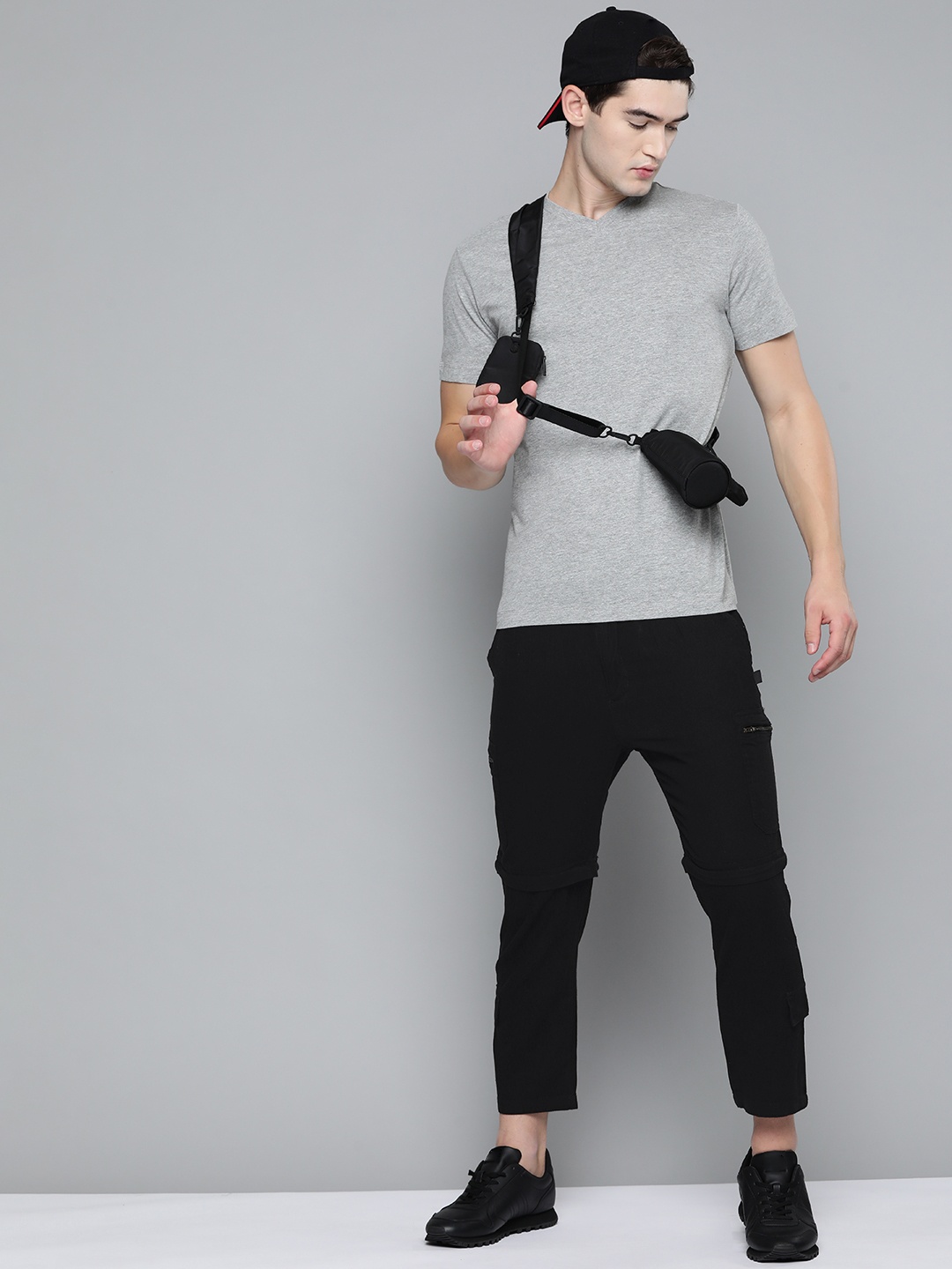 

Kook N Keech Men Black Solid Pure Cotton Convertible Cargos Trousers