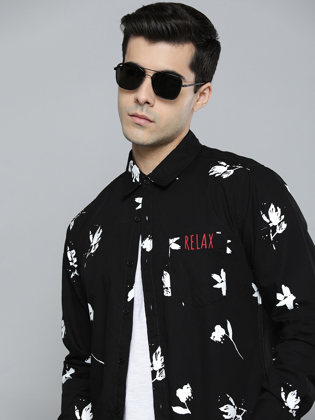 

Kook N Keech Men Black & White Floral Printed Pure Cotton Casual Shirt