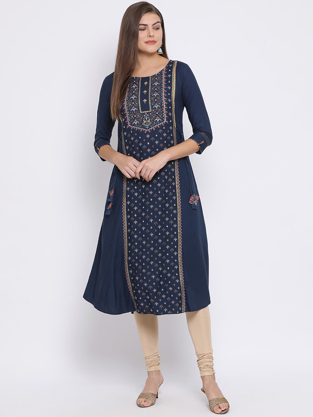 

Span Women Blue Embroidered Thread Work Kurta