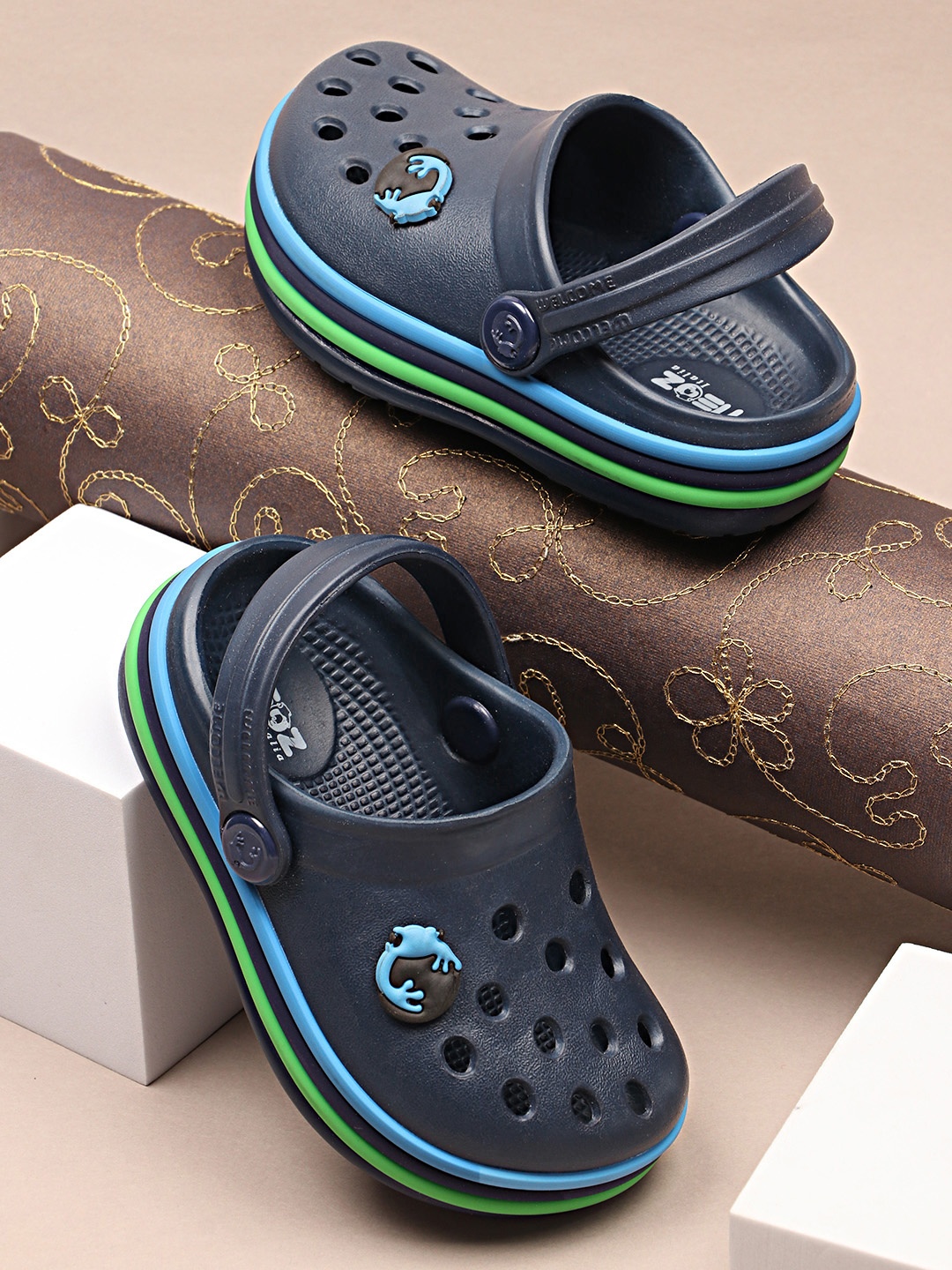 

NEOZ Boys Navy Blue Solid Clogs