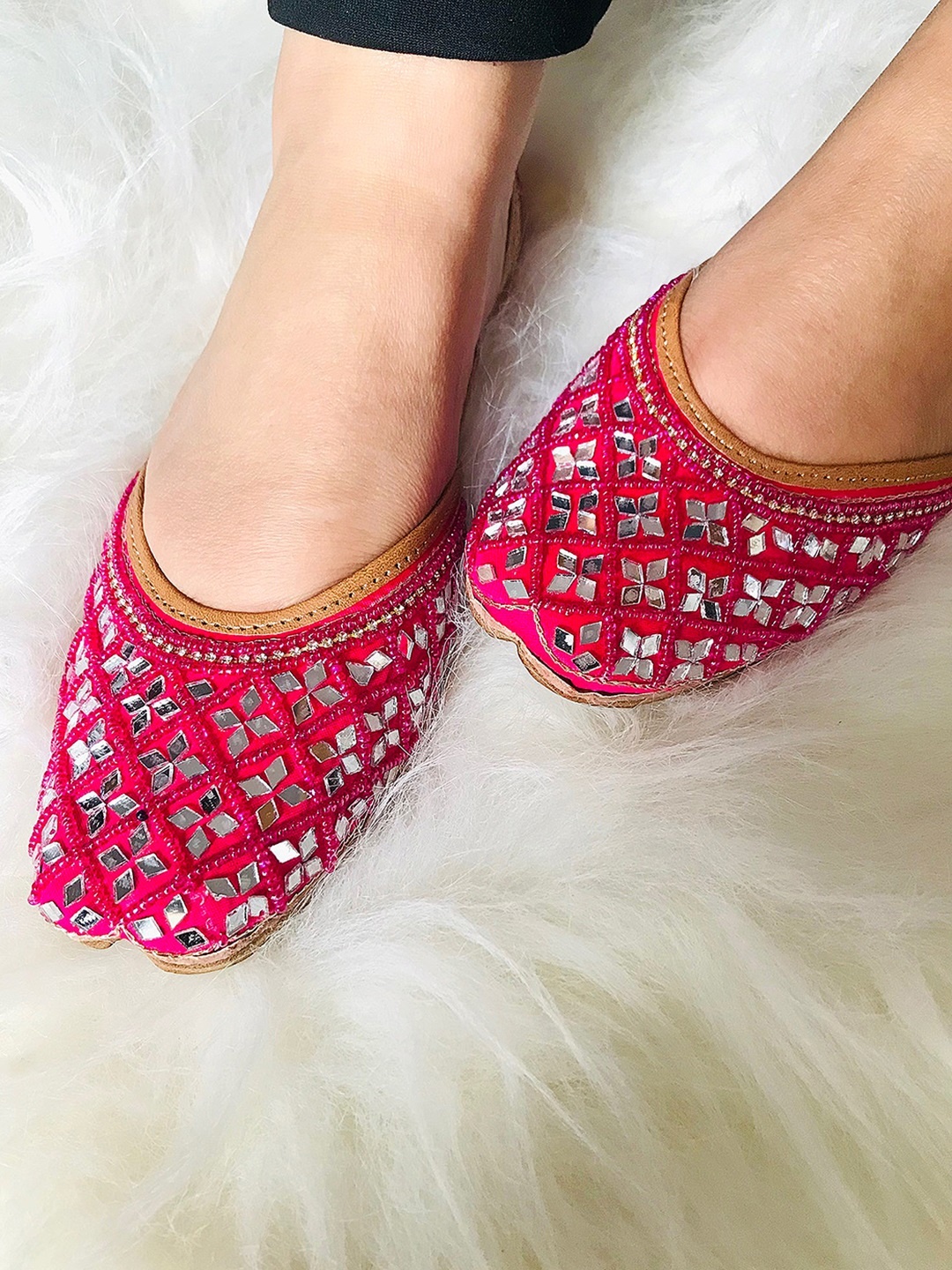 

DESI COLOUR Women Pink Mirror Embellished Leather Ethnic Flats