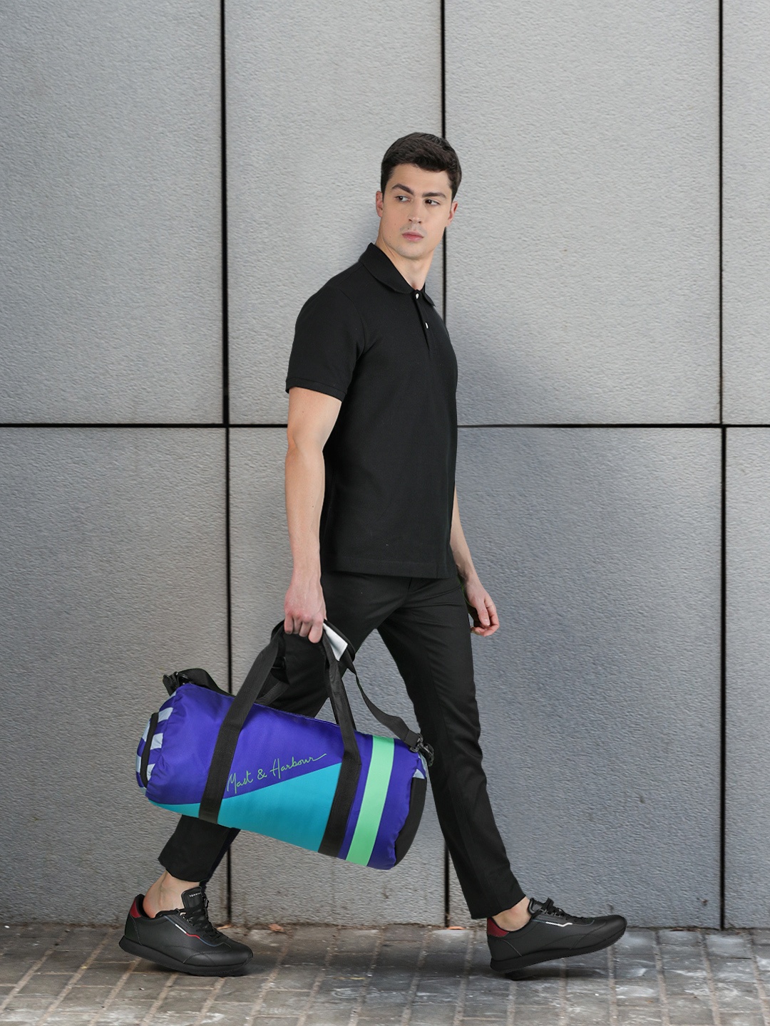 

Mast & Harbour Unisex Purple & Turquoise Blue Colourblocked Duffel Bag