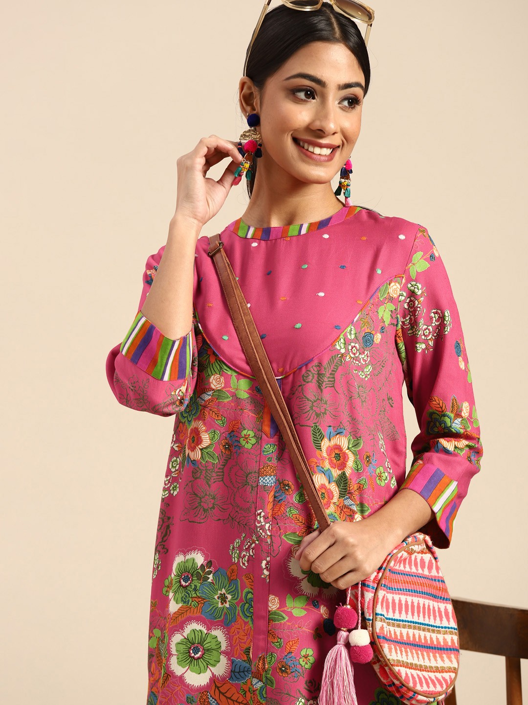 

Sangria Women Fuchsia & Green Floral Printed Thread Work Detail Floral Kurta