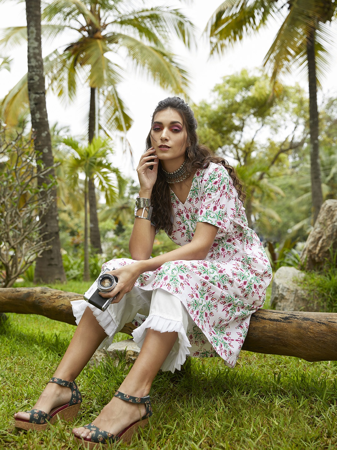 

Sangria Women White & Green Pure Cotton Ethnic Motifs Print Extended Sleeves Kurta