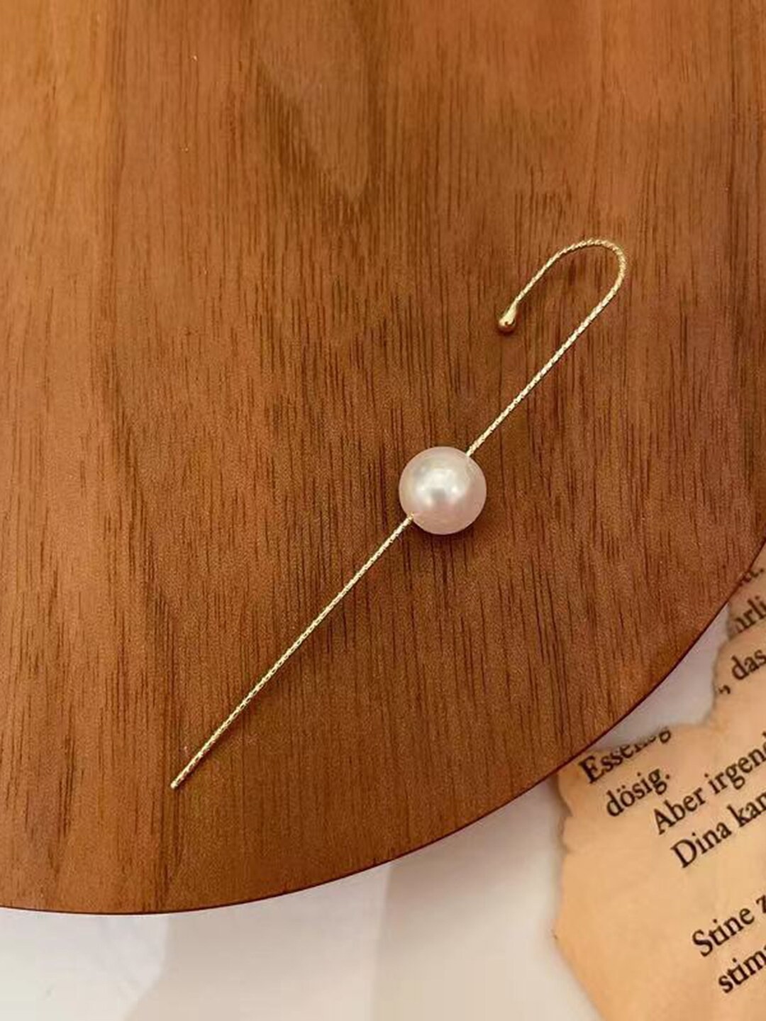 

Vembley Gold-Toned Pearl Ear Cuff