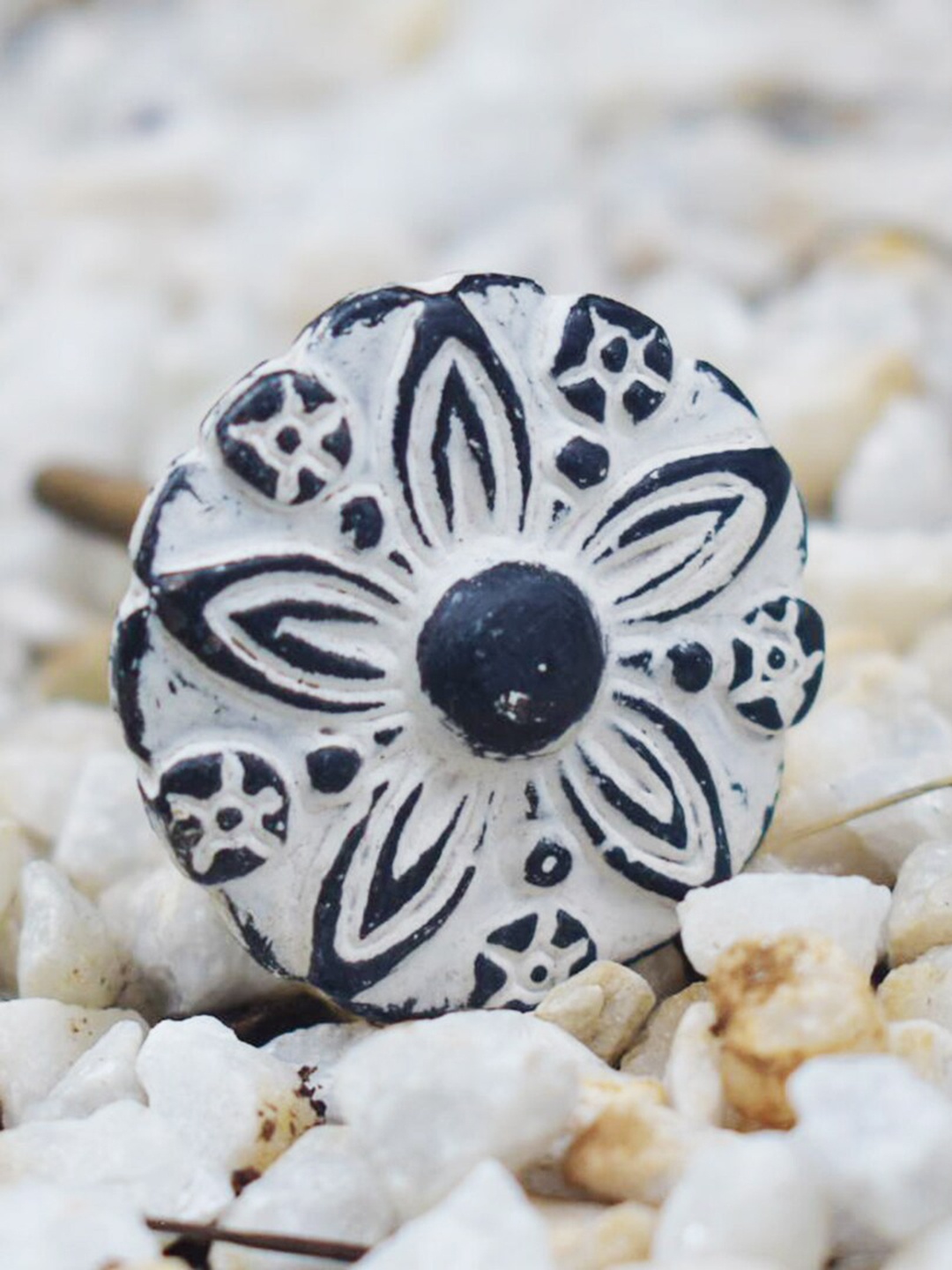 

The Decor Mart Set Of 4 White Textured Metal Decorative Knobs