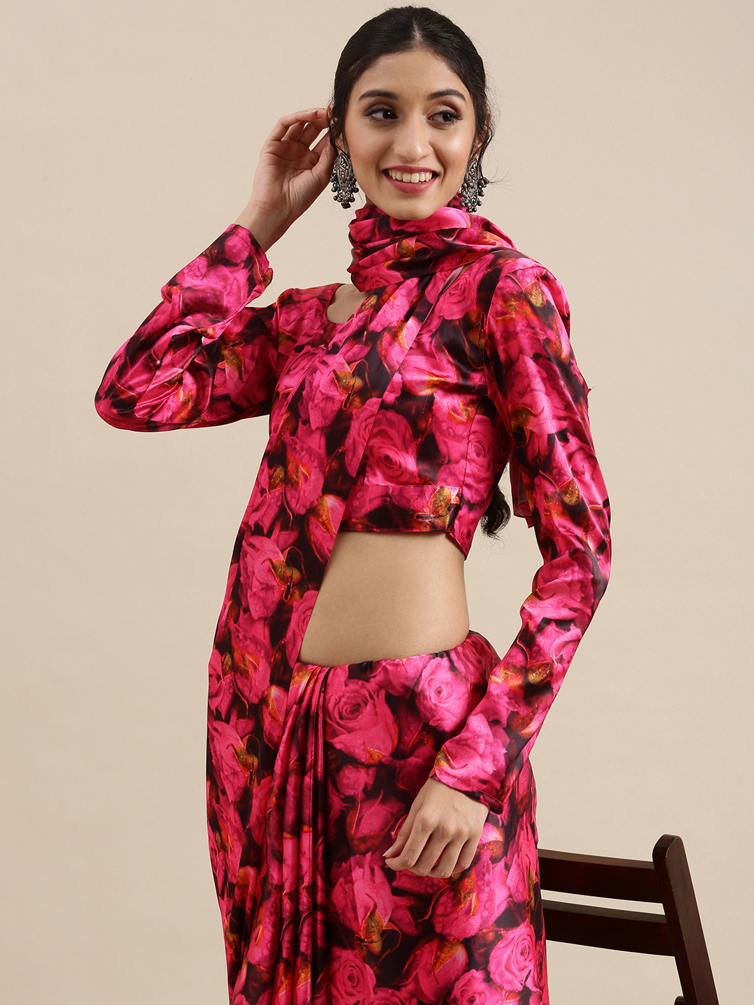 

LOOKNBOOK ART Pink & Black Floral Saree