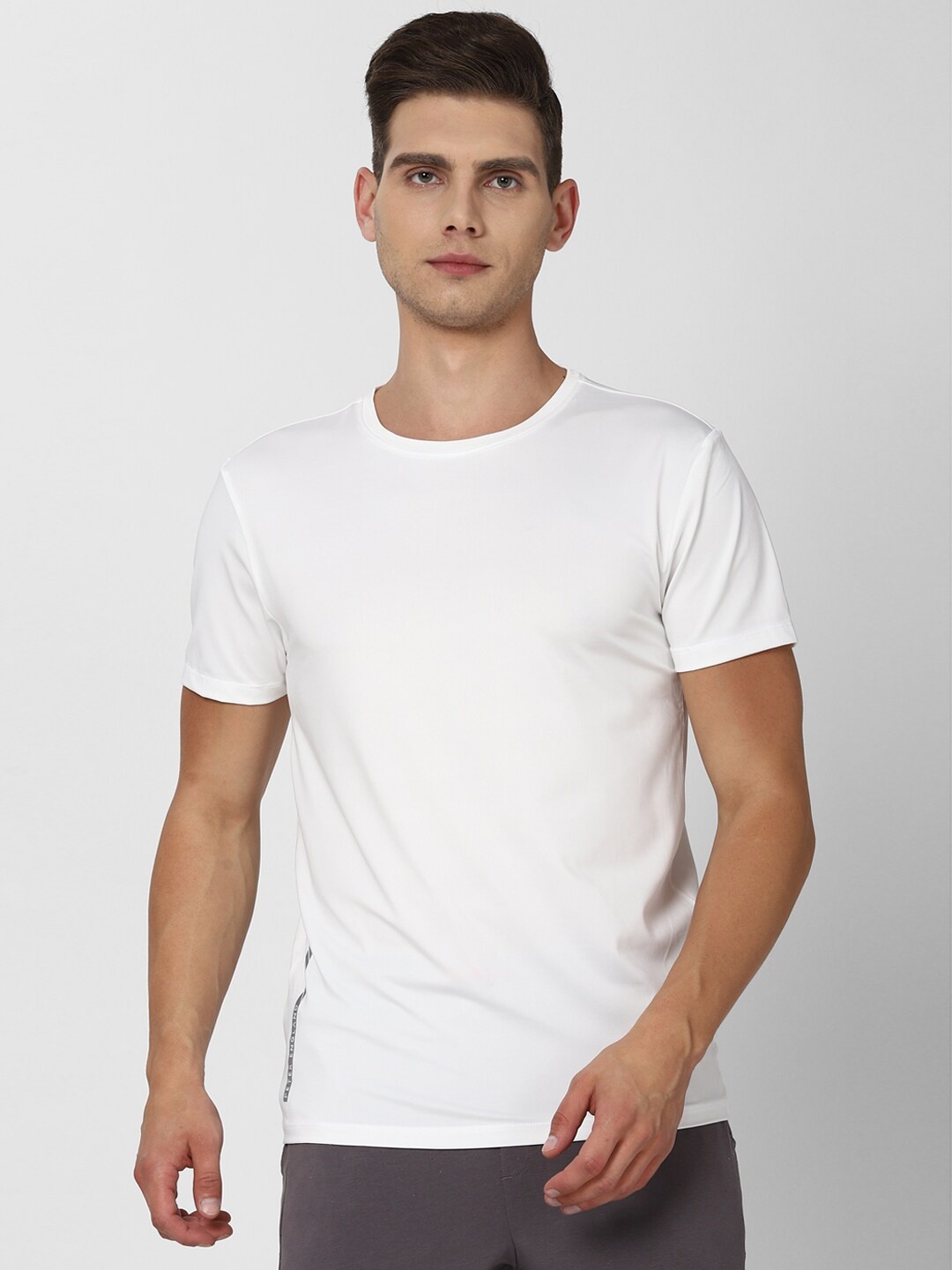 

Peter England Casuals Men White Solid Slim Fit Round Neck T-shirt