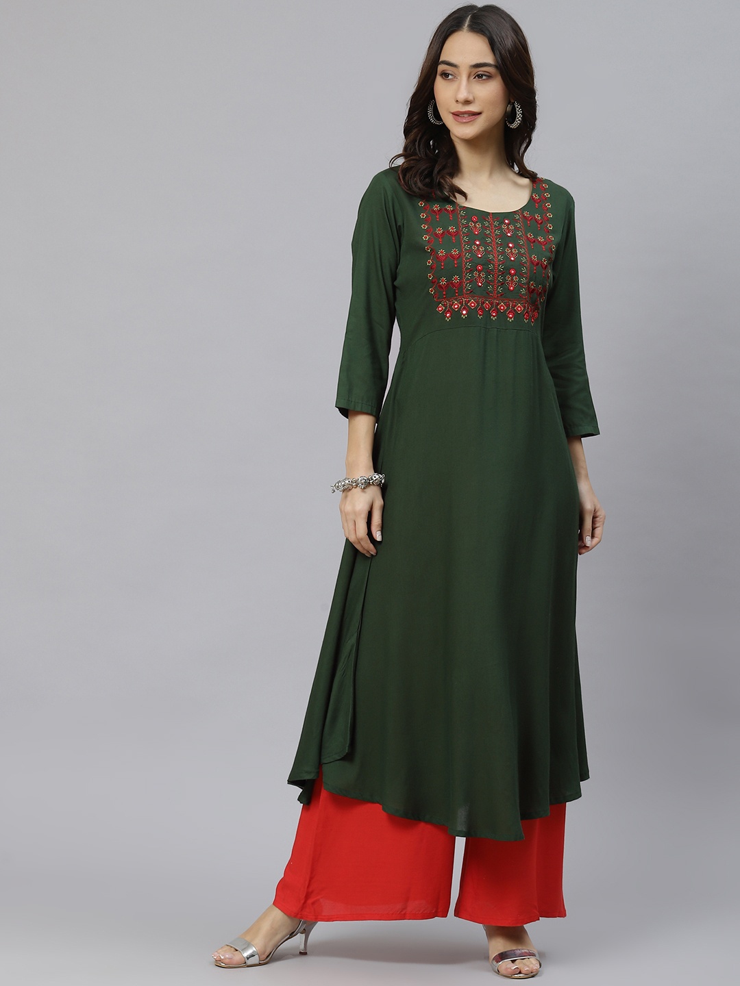 

Ives Women Green Ethnic Motifs Embroidered Kurta