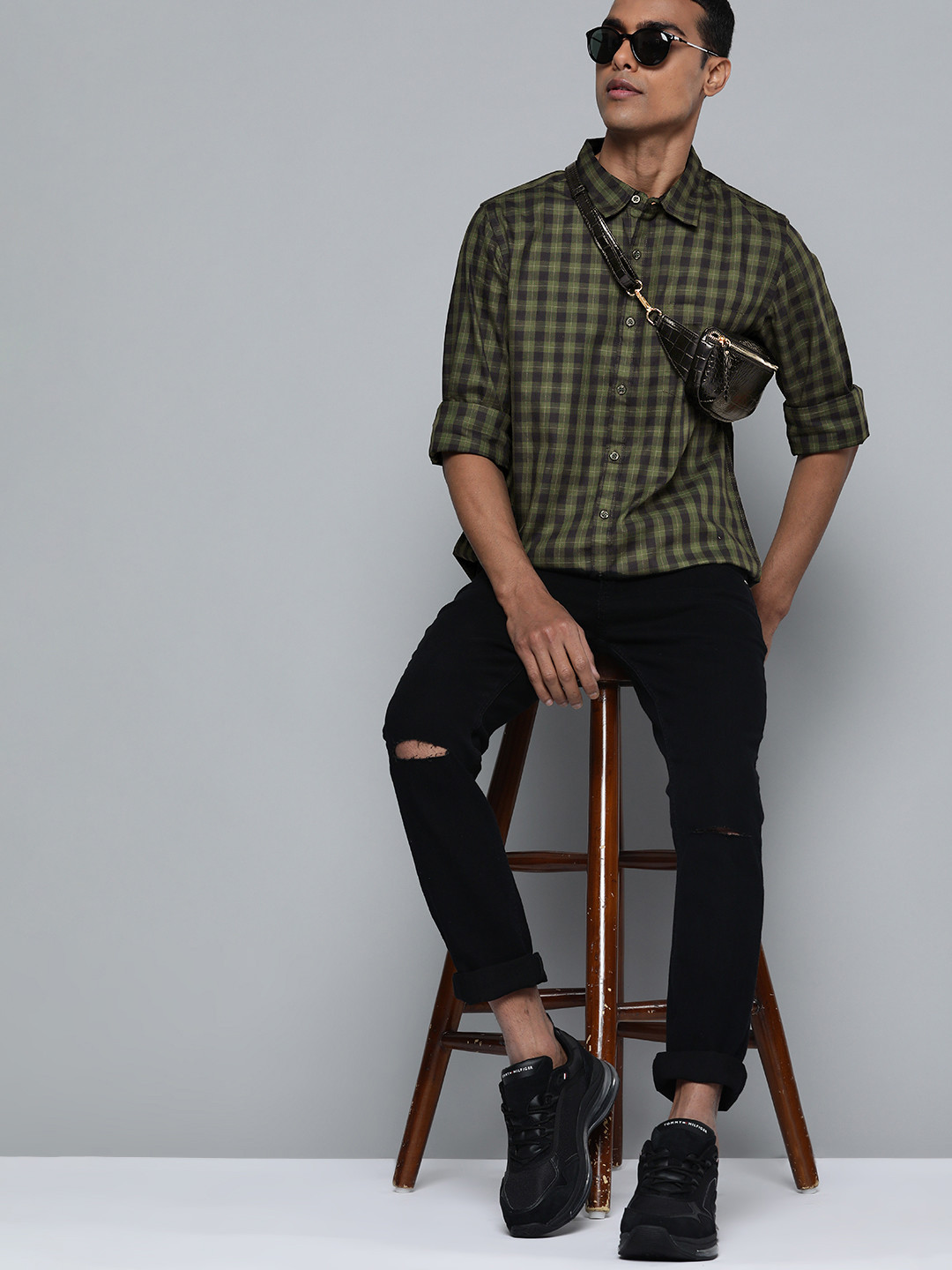 

Harvard Men Olive Green & Black Pure Cotton Classic Fit Checked Casual Shirt