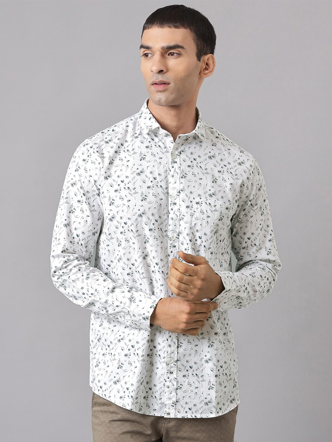 

Richlook Men White Slim Fit Floral Printed Casual Shirt