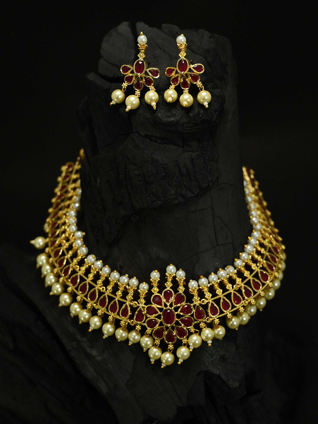 

justpeachy Gold-Plated Red & White Stone-Studded & Beaded Jewellery Set