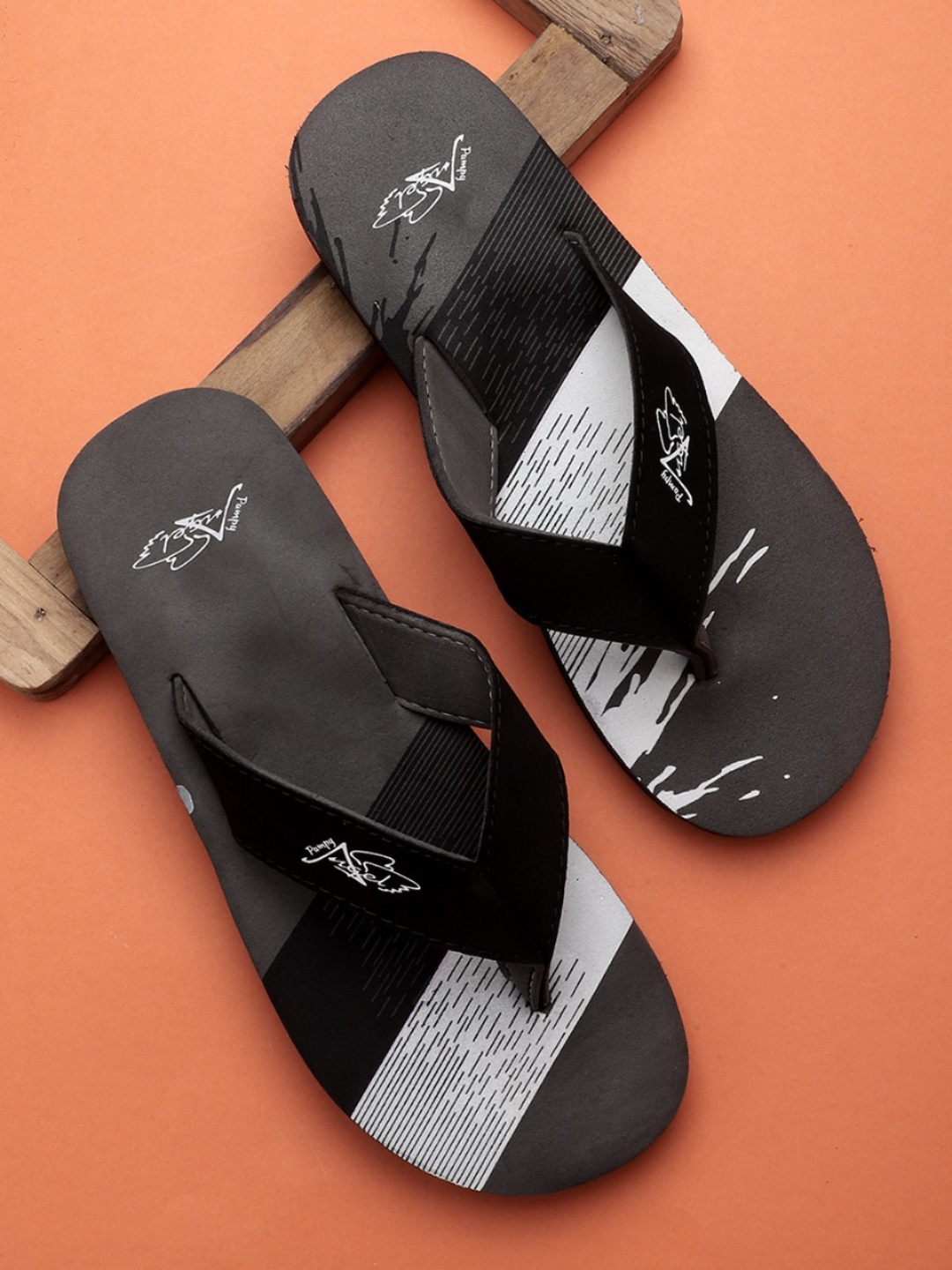 

Pampy Angel Men Grey & Black Printed Rubber Thong Flip-Flops