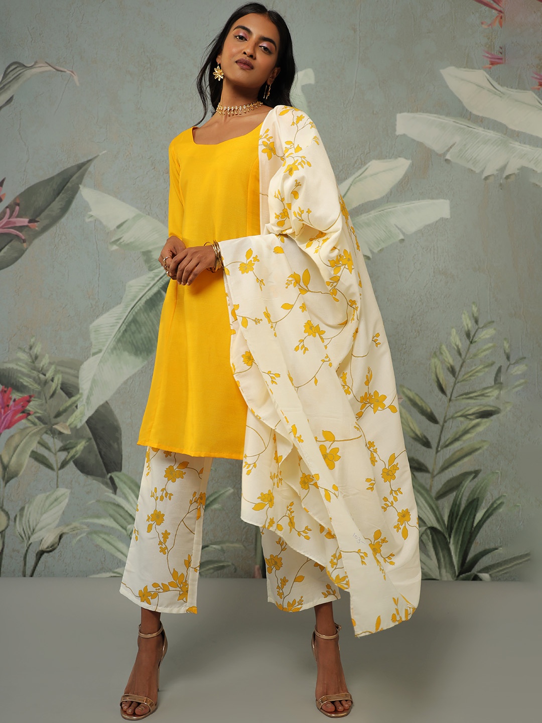 

Saaki Round Neck Panelled Kurta With Trousers & Dupatta, Yellow