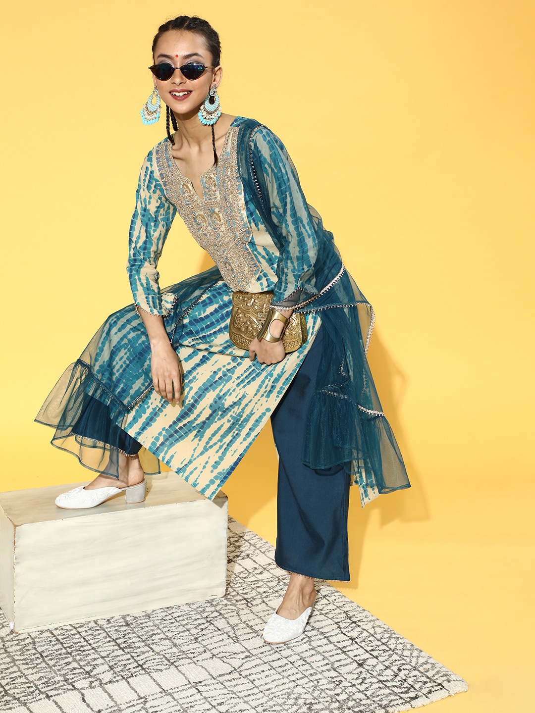 

Indo Era Abstract Cotton Blend Tie and Dye Printed Kurta Set, Teal