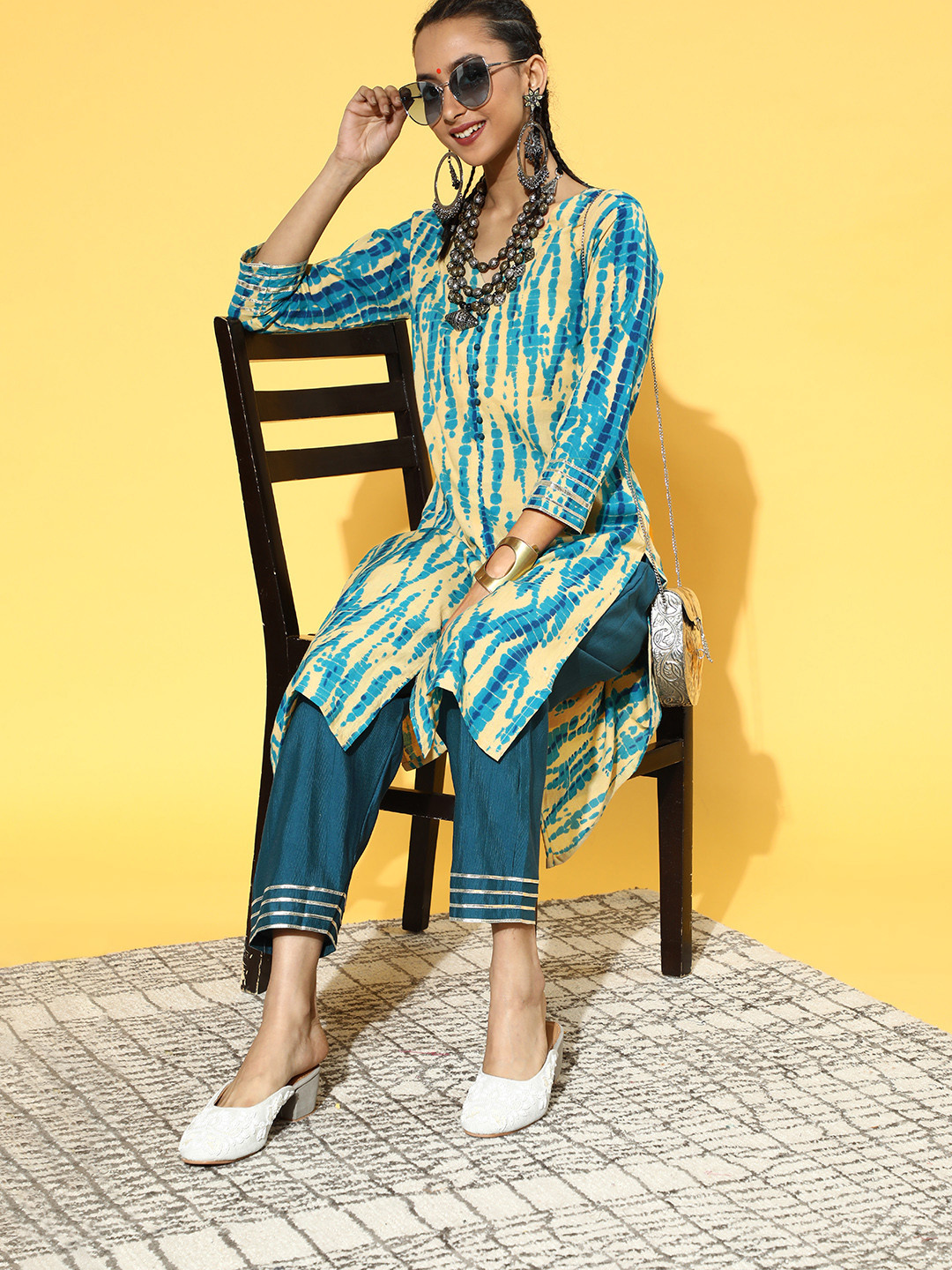 

Indo Era Abstract Cotton Blend Tie and Dye Printed Kurta Set, Blue