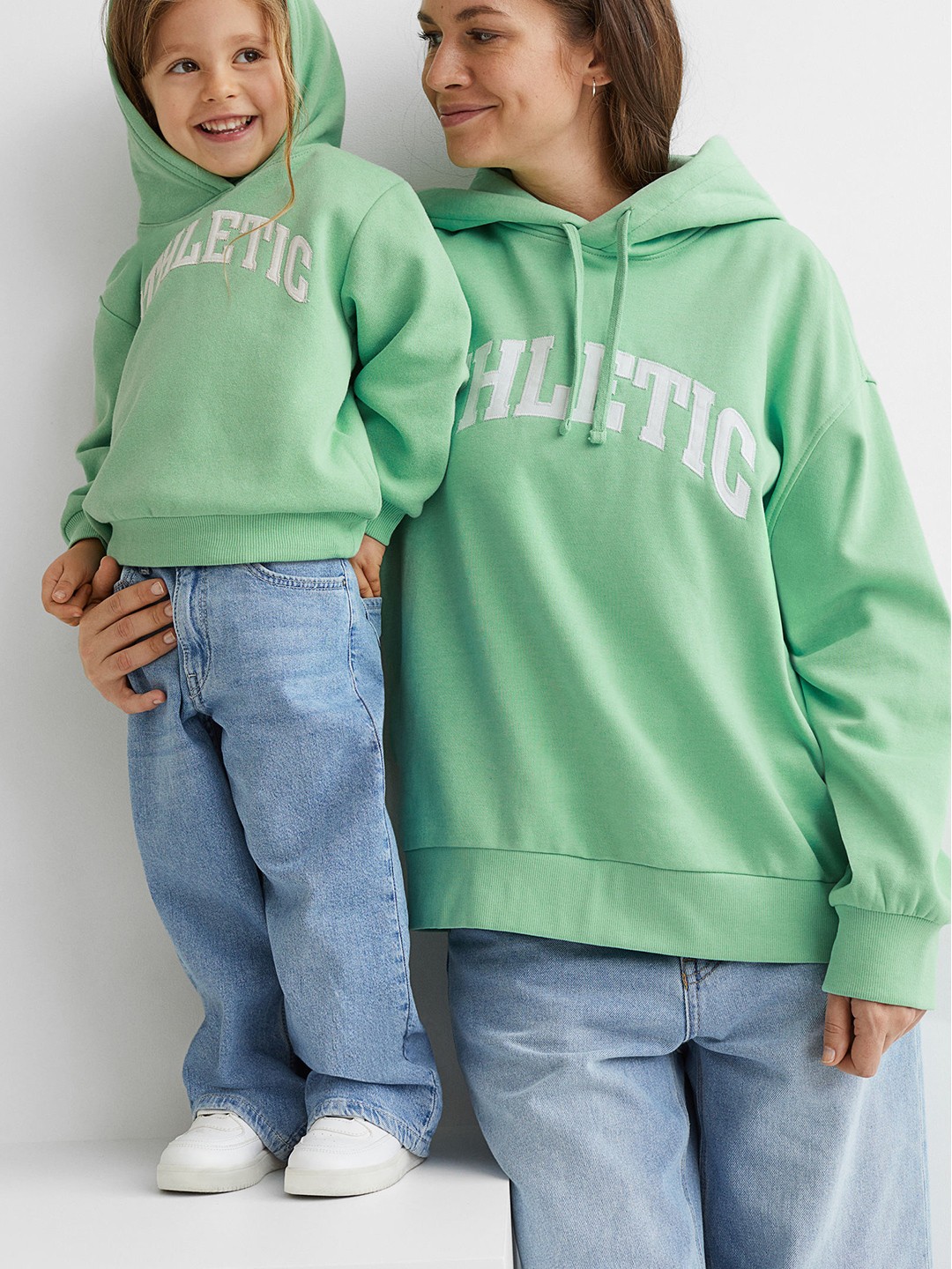 

H&M Girls Green & White Appliqued Hoodie