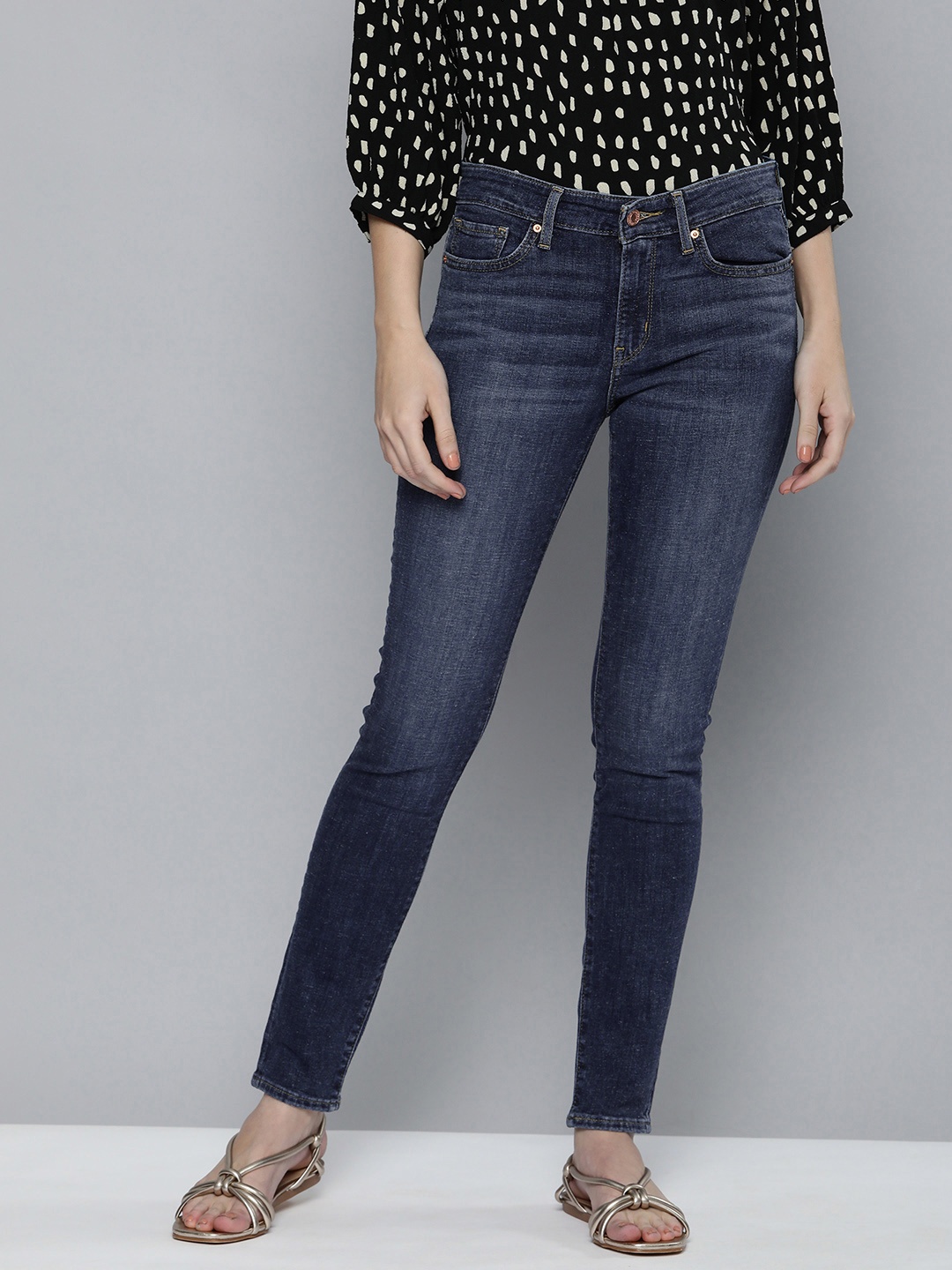 

Levis Women Blue 711 Skinny Fit Mid Rise Light Fade Stretchable Jeans