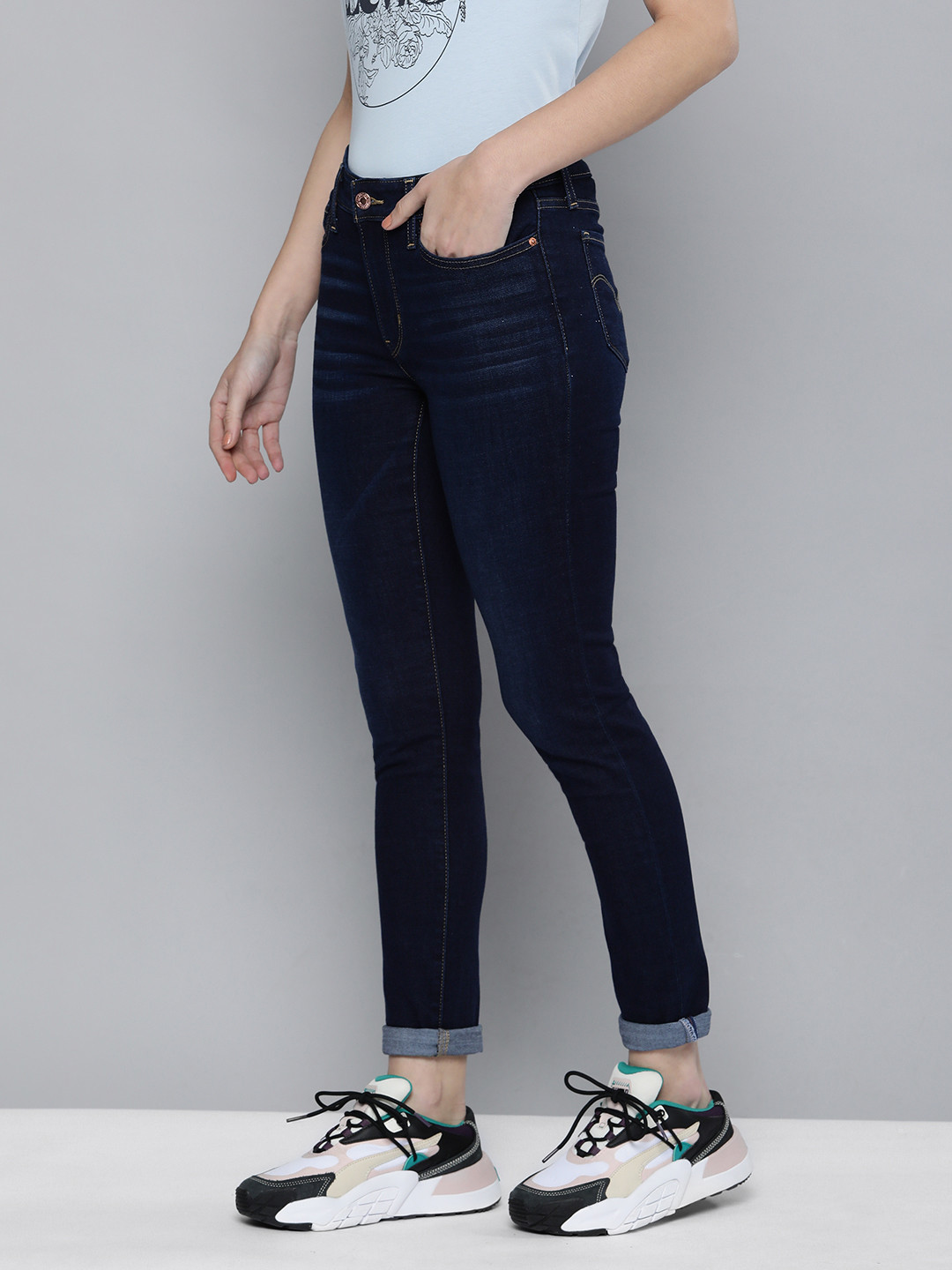 

Levis Women Blue 711 Skinny Fit Mid Rise Light Fade Stretchable Jeans