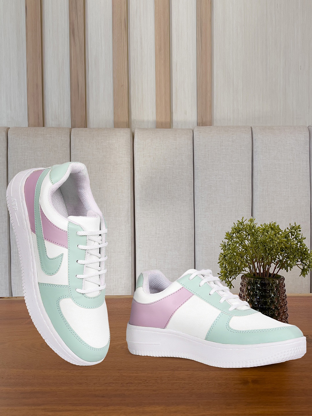 

Bella Toes Women White & Green Colourblocked Sneakers