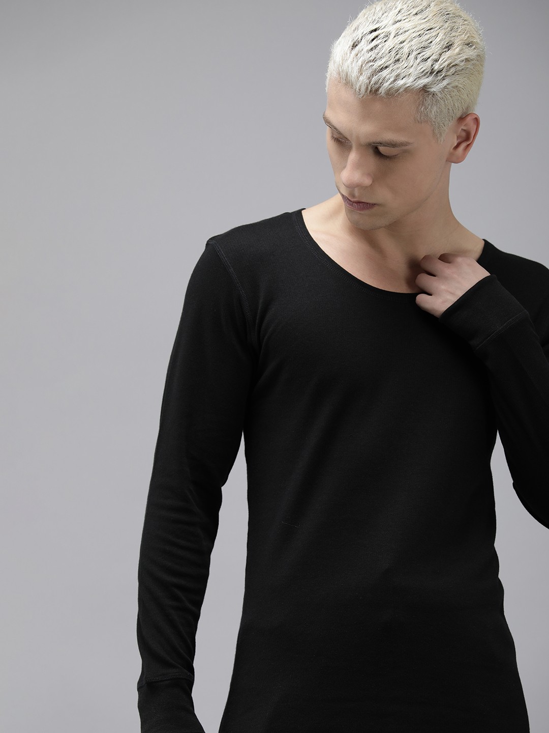 

Van Heusen Men Solid Warmtech Anti Bacterial Thermal Top, Black