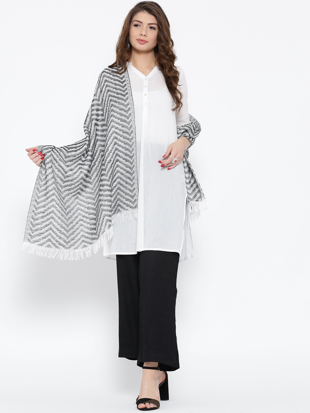 

AURELIA Off-White & Black Chevron Pattern Stole