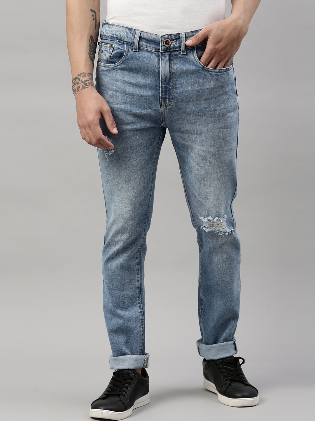 

CINOCCI Men Blue Slim Fit Mildly Distressed Light Fade Stretchable Jeans
