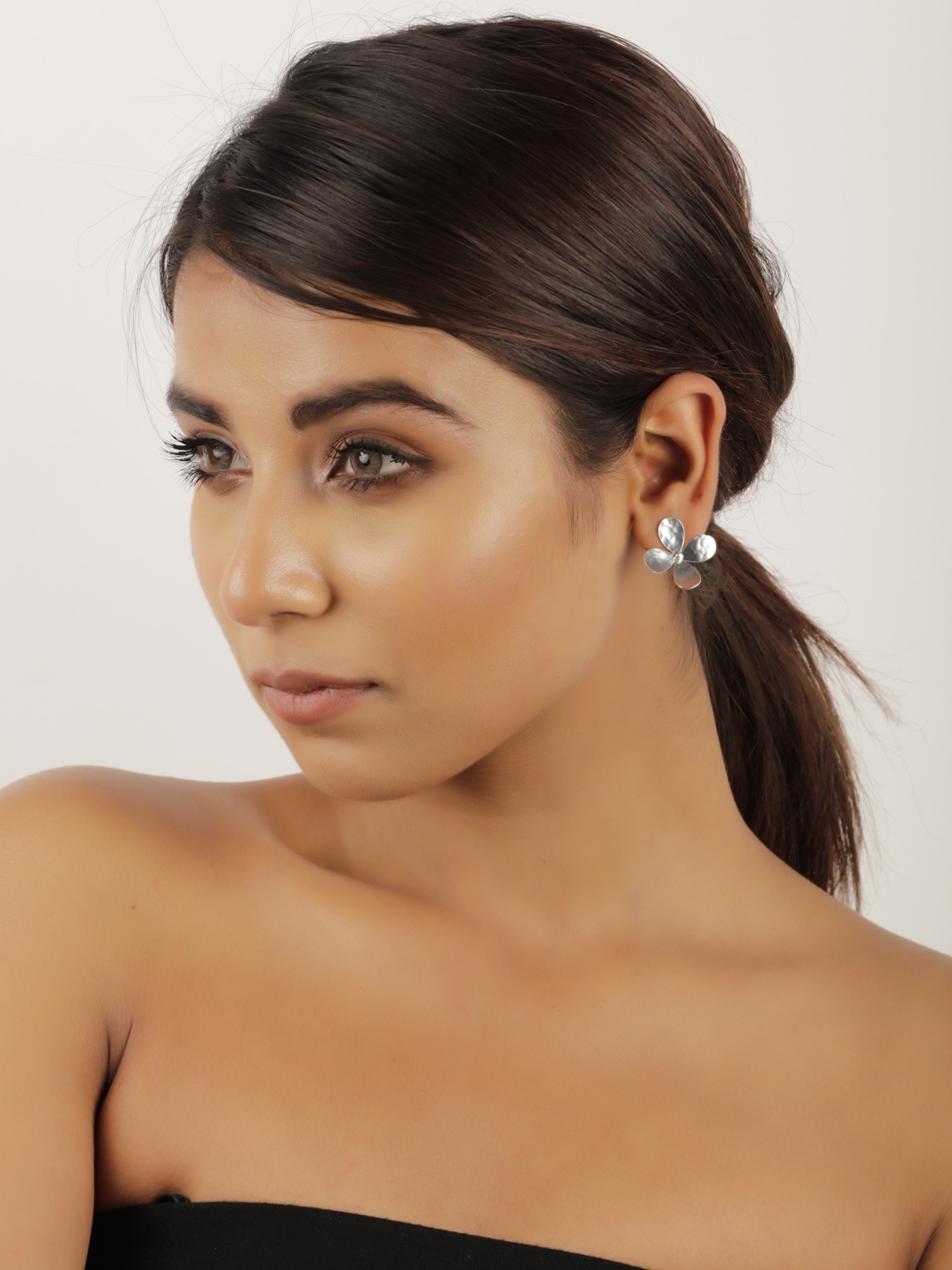 

STILSKII Silver-Plated Handcarfted Hammered Floral Oversized Studs