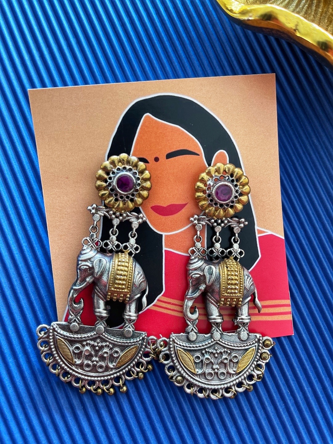 

Digital Dress Room Gold-Toned & Silver-Toned Animal Shaped Drop Earrings