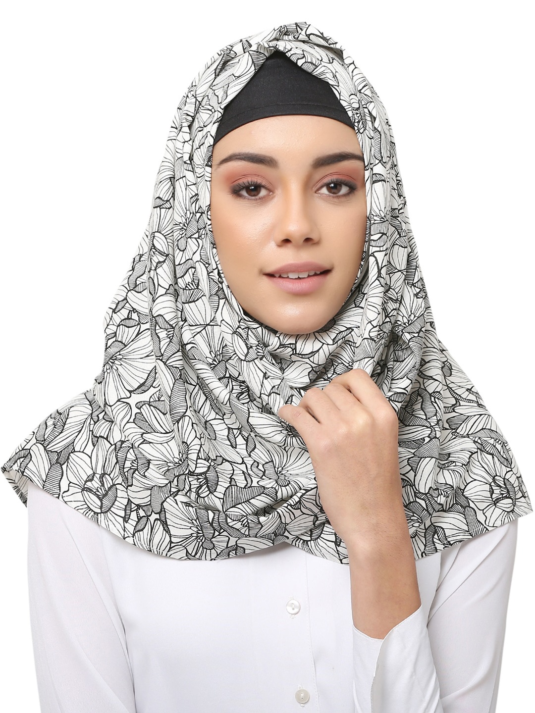 

MOMIN LIBAS Women Black & White Printed Scarf