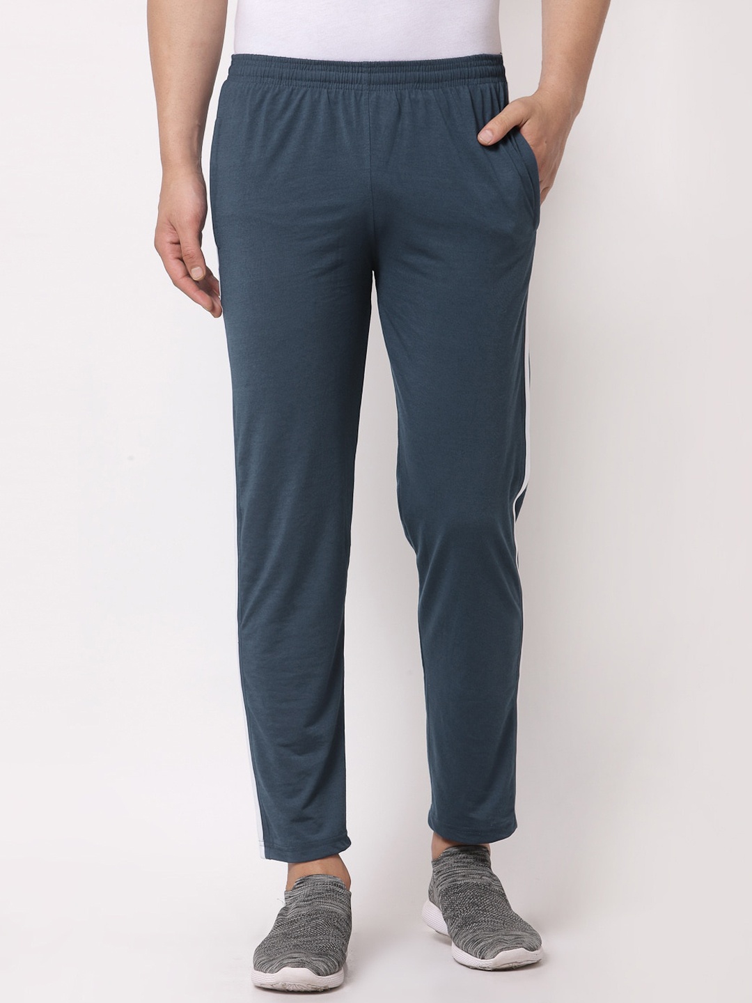 

KLOTTHE Men Blue Solid Cotton Joggers