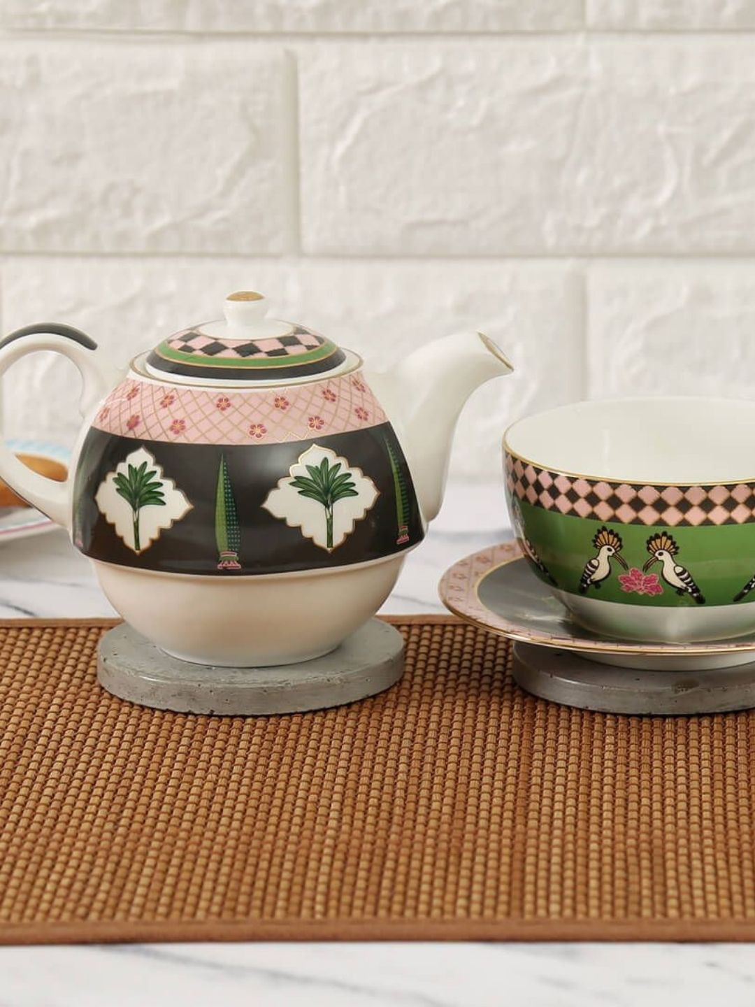 

India Circus Black & Green Ethnic Motifs Printed Ceramic Glossy Kettle Set of Cups and Mugs